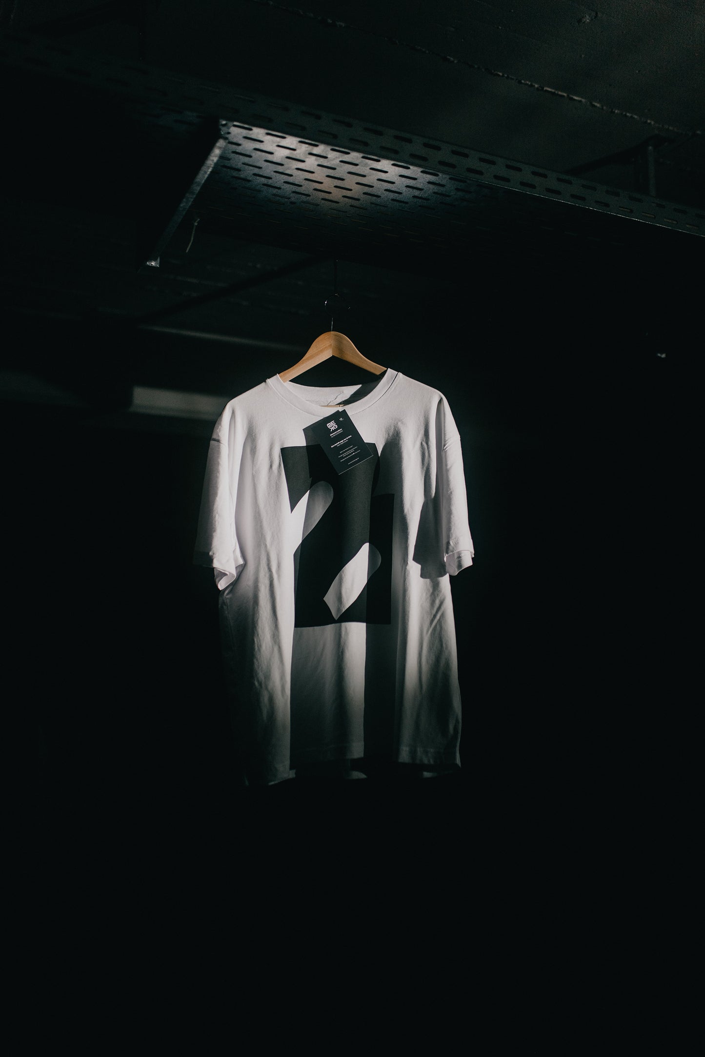 Abstract Letter B Shirt weiß