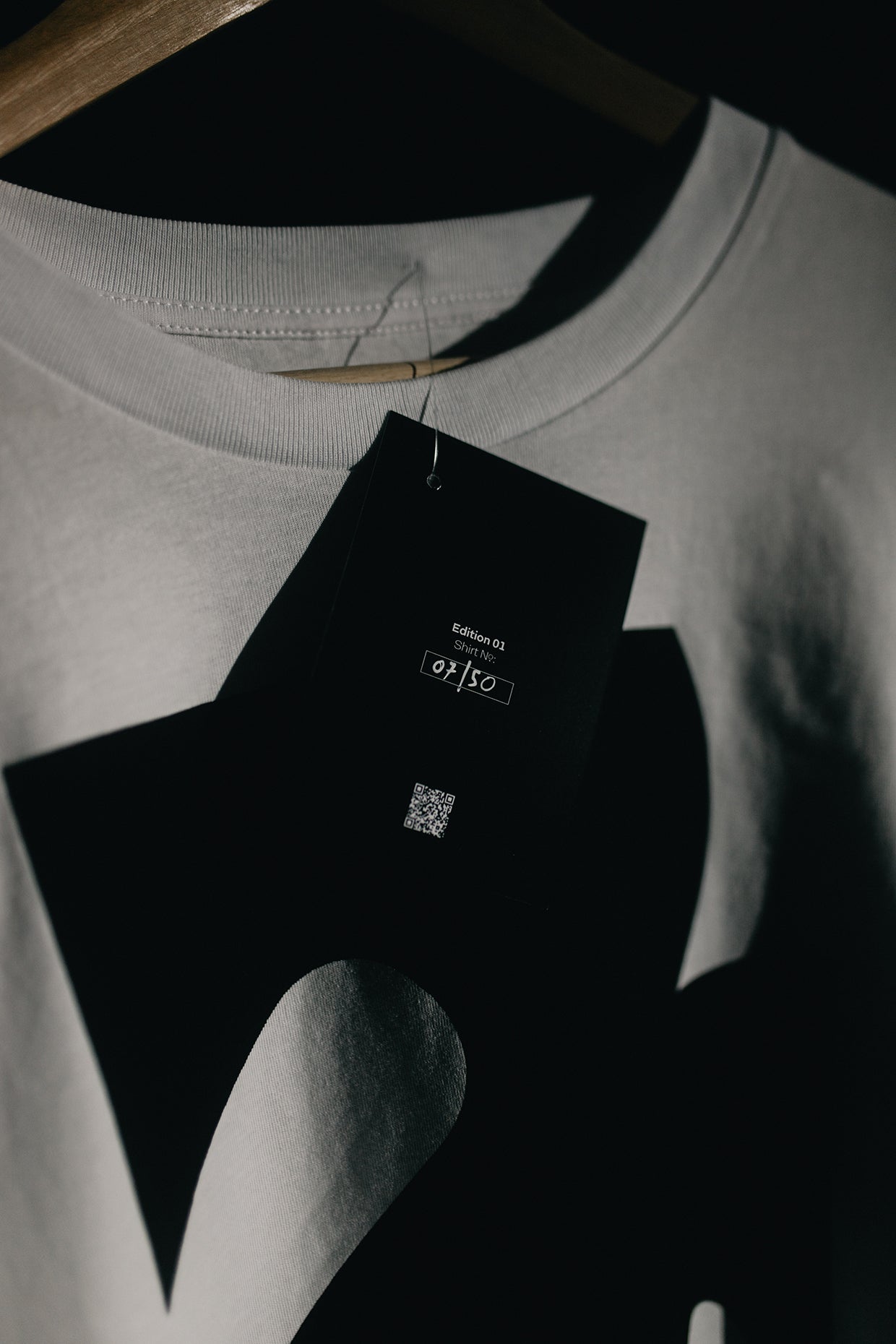 Abstract Letter B Shirt weiß
