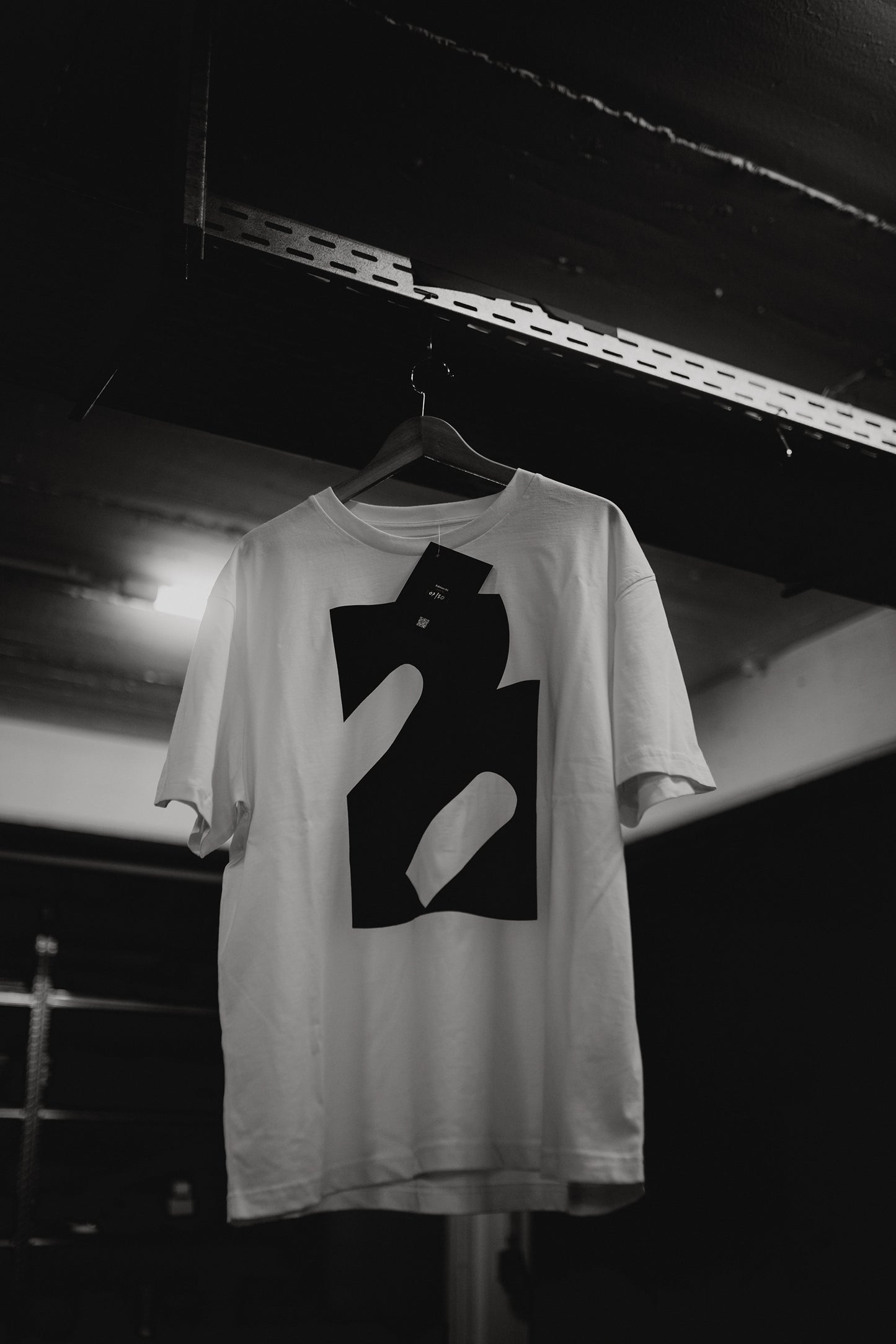 Abstract Letter B Shirt weiß