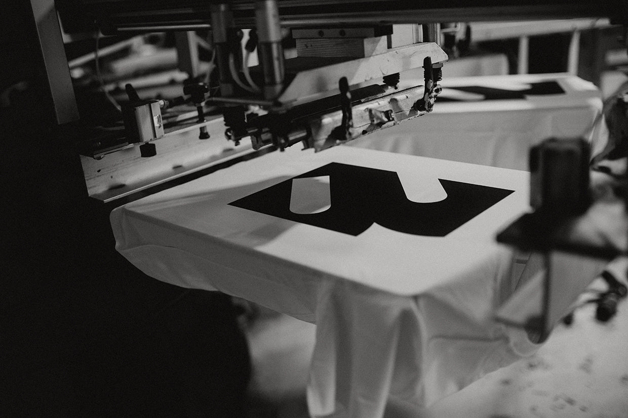 Abstract Letter B Shirt weiß