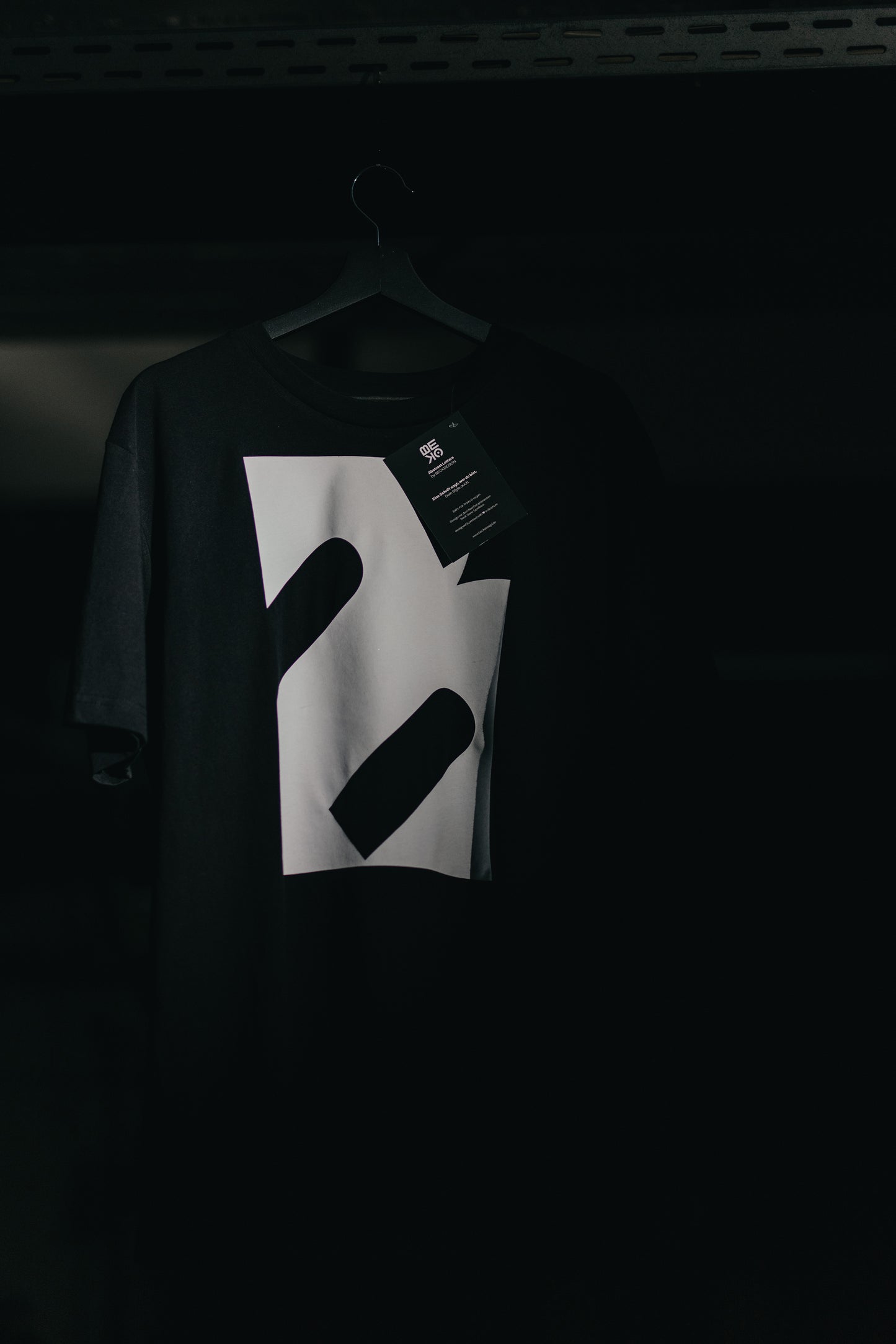 Abstract Letter B Shirt schwarz