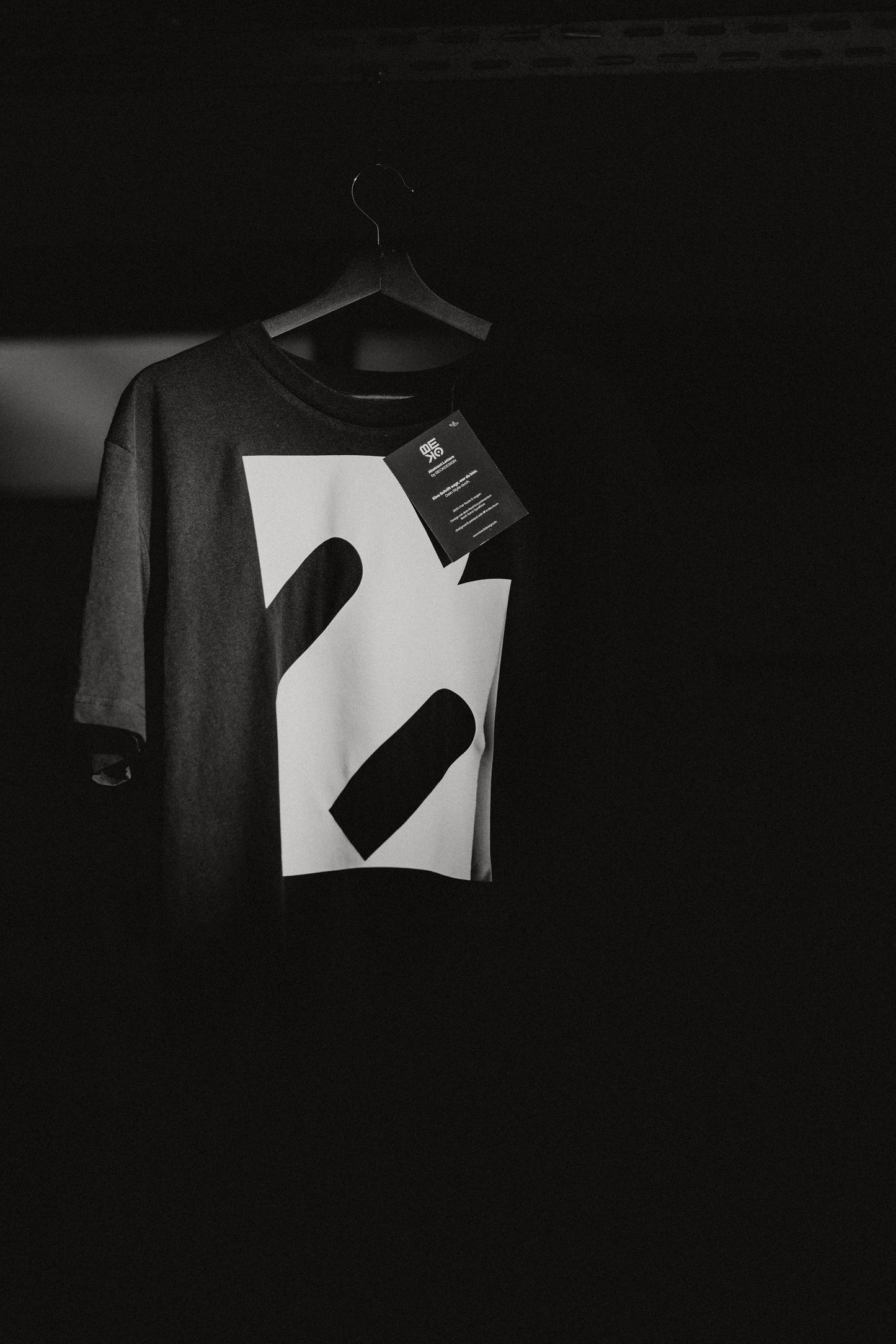 Abstract Letter B Shirt schwarz